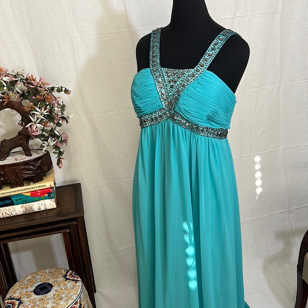 A gorgeous dress for the wedding guest, absolutely stunning!
